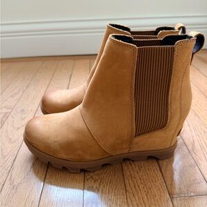 NWOT. Sorel Joan of Arctic Wedge Chelsea Boots Camel Brown Women’s 8.5